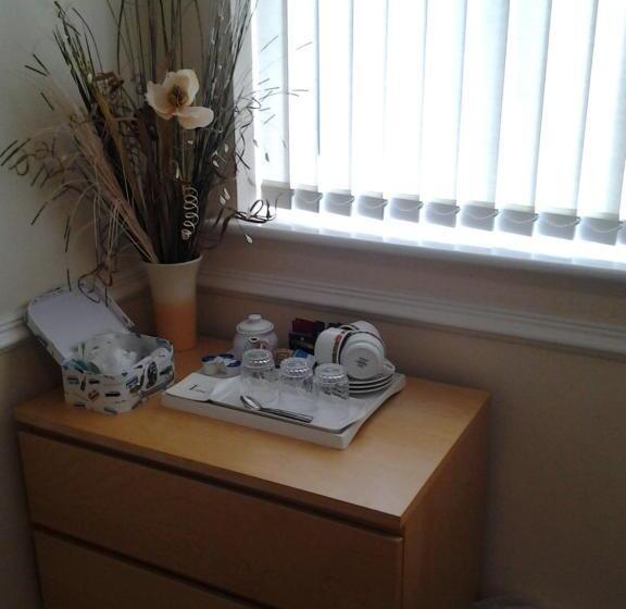 חדר משפחתי, Surrey House