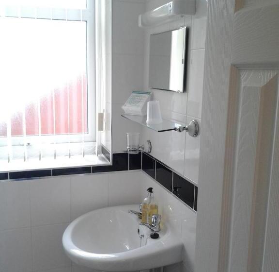 חדר משפחתי, Surrey House