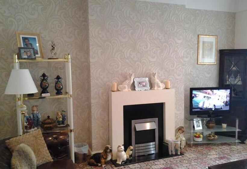 חדר משפחתי, Surrey House