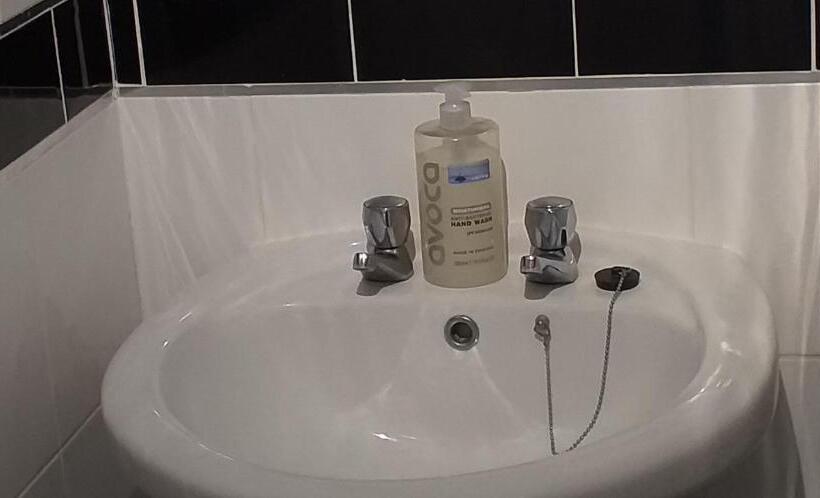 חדר משפחתי, Surrey House