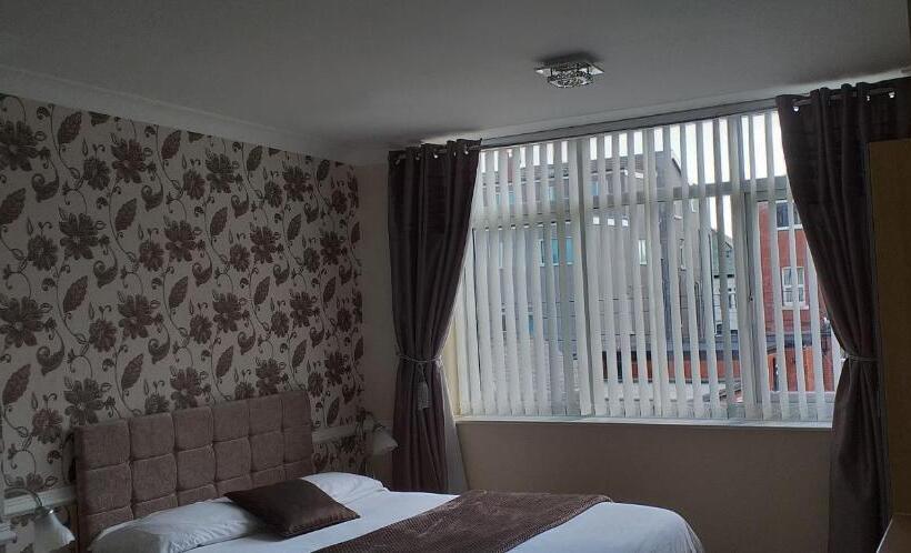 חדר משפחתי, Surrey House