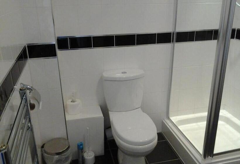 חדר משפחתי, Surrey House