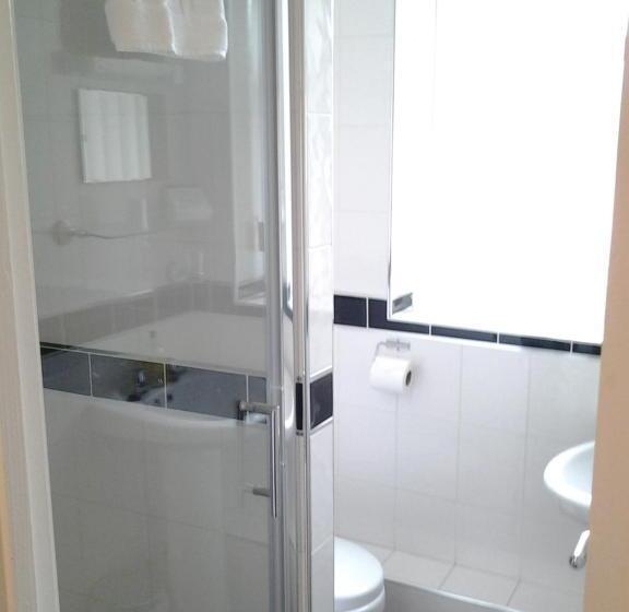 חדר משפחתי, Surrey House