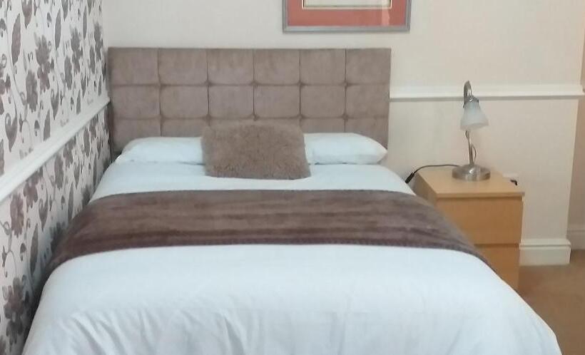 חדר משפחתי, Surrey House