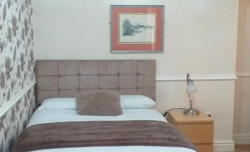 חדר משפחתי, Surrey House