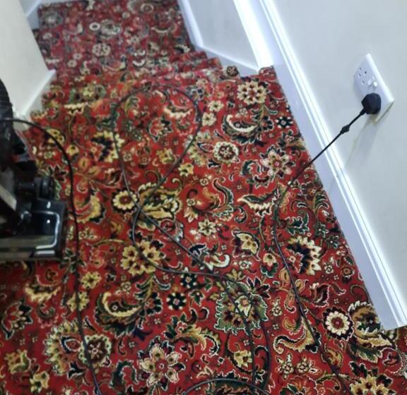 חדר משפחתי, Surrey House