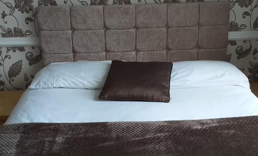 חדר משפחתי, Surrey House