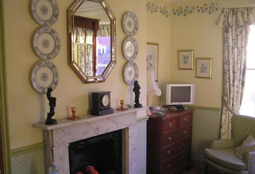 غرفة قياسية مطلّة علي البحر, Tall Storeys