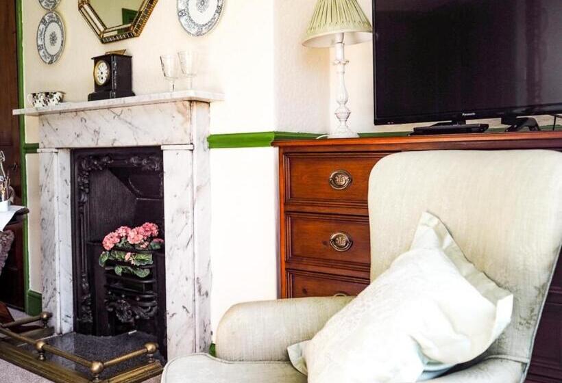 غرفة قياسية مطلّة علي البحر, Tall Storeys