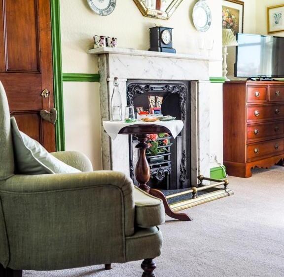 غرفة قياسية مطلّة علي البحر, Tall Storeys