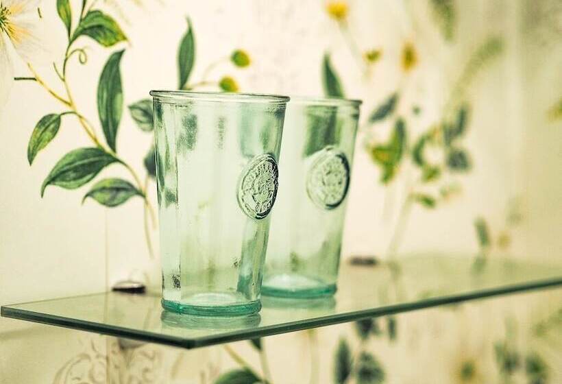 غرفة قياسية مطلّة علي البحر, Tall Storeys