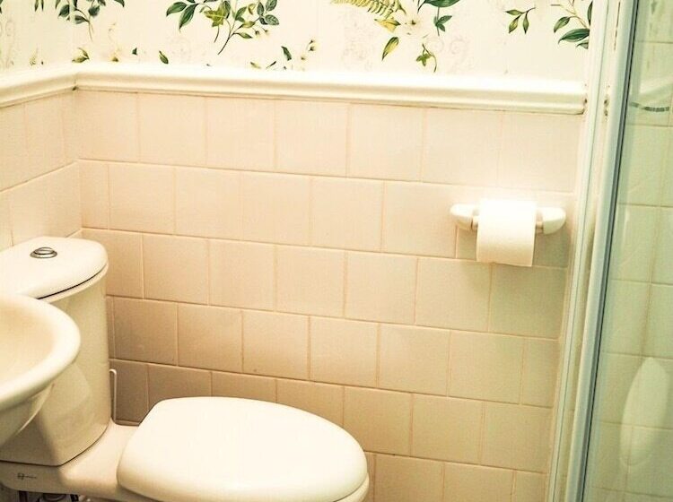 غرفة قياسية مطلّة علي البحر, Tall Storeys