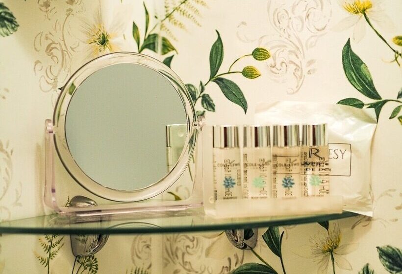 غرفة قياسية مطلّة علي البحر, Tall Storeys