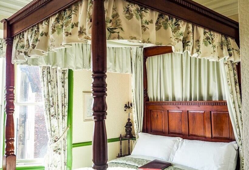 غرفة قياسية مطلّة علي البحر, Tall Storeys