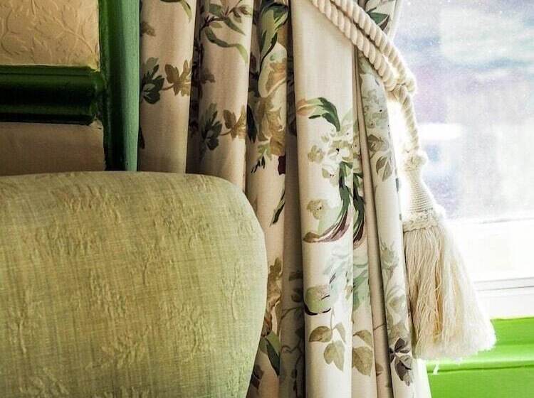 غرفة قياسية مطلّة علي البحر, Tall Storeys