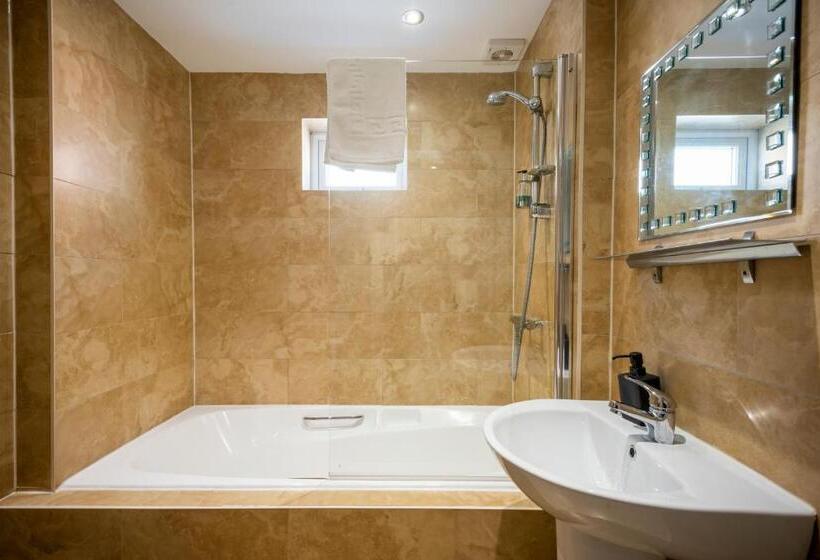 Апартаменты 3 Спальни, The Stamford