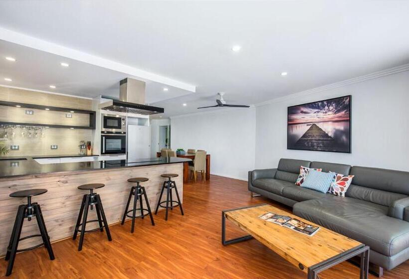 Superior 3-bedroom flat with a view, Watermark Resort Caloundra