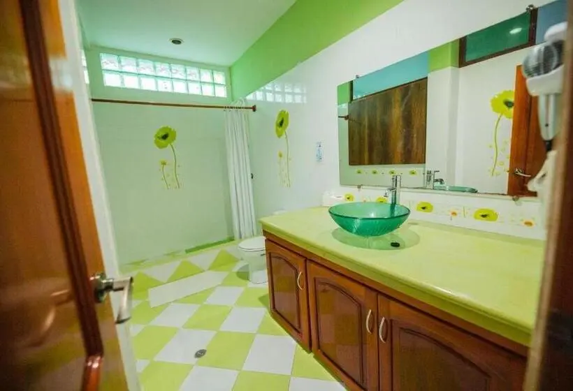 اتاق خانوادگی با چشمانداز دریا, Suites En El Centro