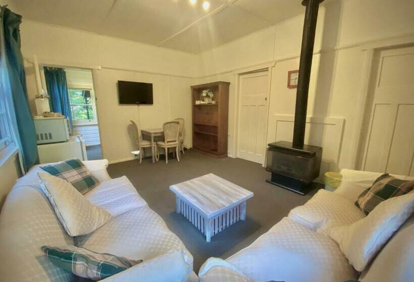 בונגלו משפחתי, Leura House