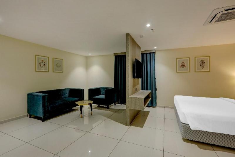 디럭스 트리플 룸, Sunday Hotel Vadodara