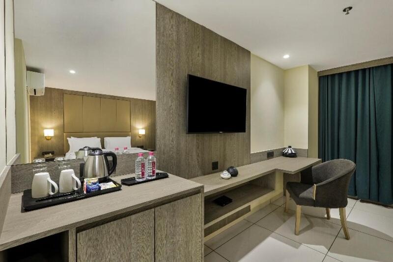 디럭스 트리플 룸, Sunday Hotel Vadodara