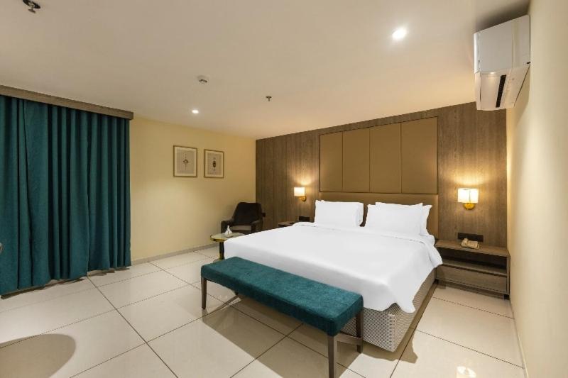 수피리어 트리플 룸, Sunday Hotel Vadodara