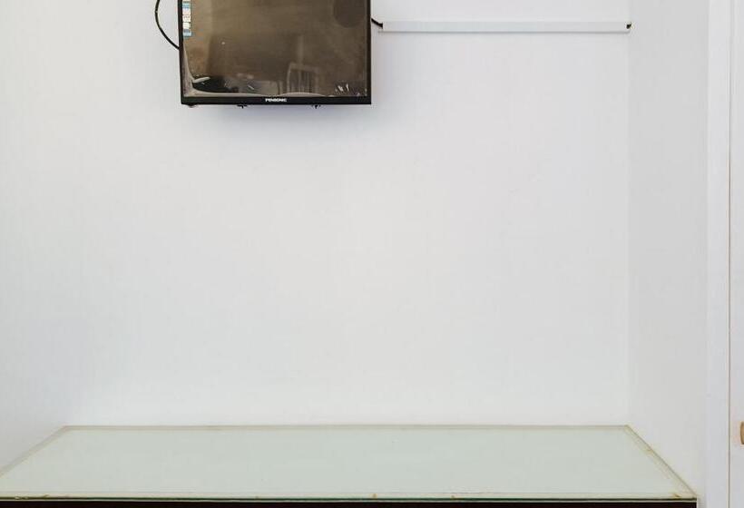 اتاق خانوادگی, Elinas And Restaurant