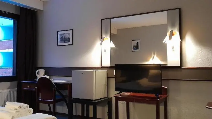Basic Kolmen Hengen Huone, Li Leikari