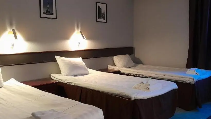 Basic Kolmen Hengen Huone, Li Leikari