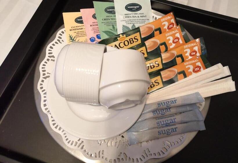 베이직 3인 룸, Li Leikari