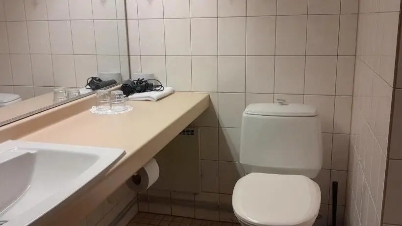 Perhehuone, Li Leikari