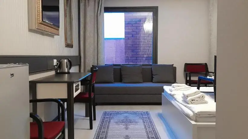 Deluxe-huone, Li Leikari