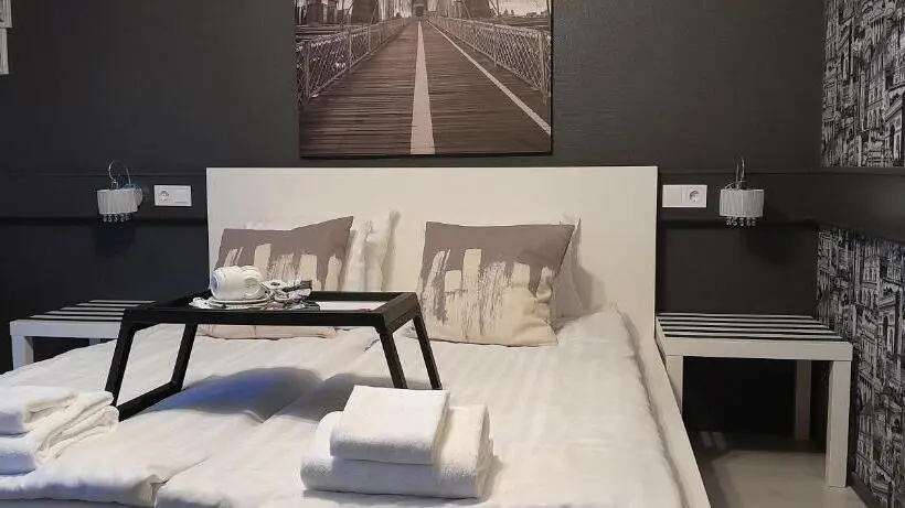 Deluxe-huone, Li Leikari