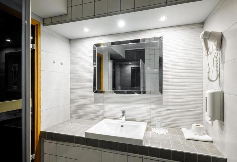 주니어 스위트, Li Leikari