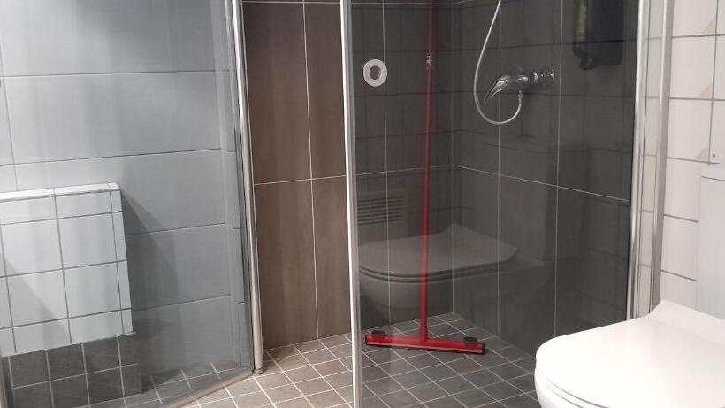 발코니가 있는 스위트, Li Leikari