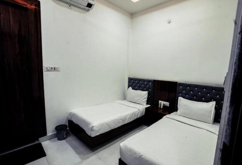 Quarto Deluxe, Shri Govindam
