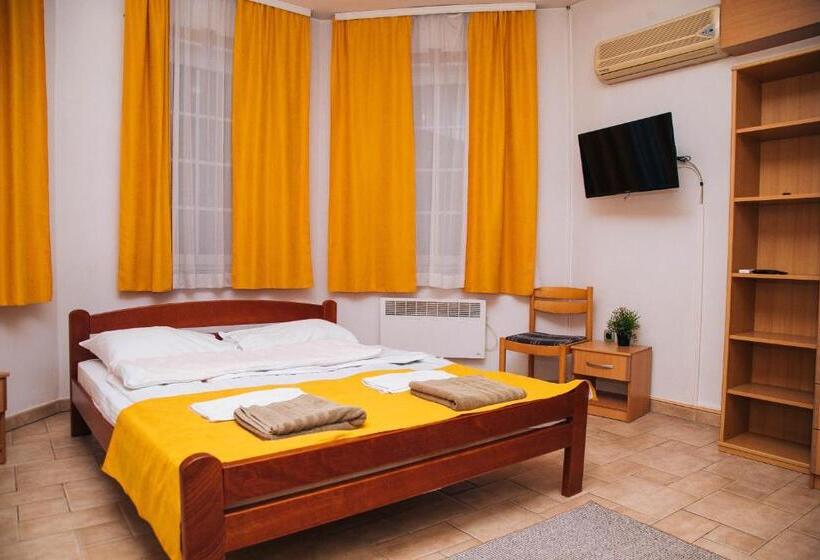 اتاق استاندارد سه نفره, Domaćinska Kuća Banja Luka