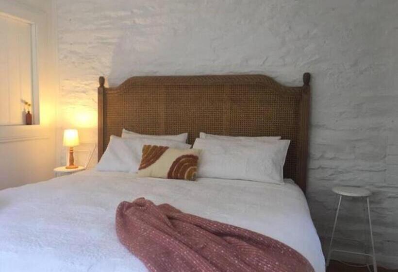 キングサイズベッドのスタンダードルーム, Randell Cottage Adelaide Hills Cosy Rustic Hideaway