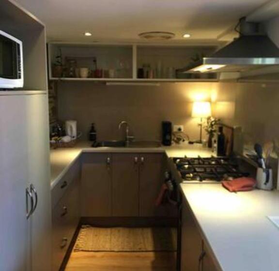 キングサイズベッドのスタンダードルーム, Randell Cottage Adelaide Hills Cosy Rustic Hideaway