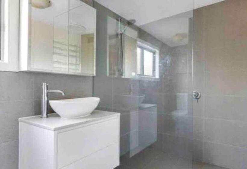 キングサイズベッドのスタンダードルーム, Randell Cottage Adelaide Hills Cosy Rustic Hideaway