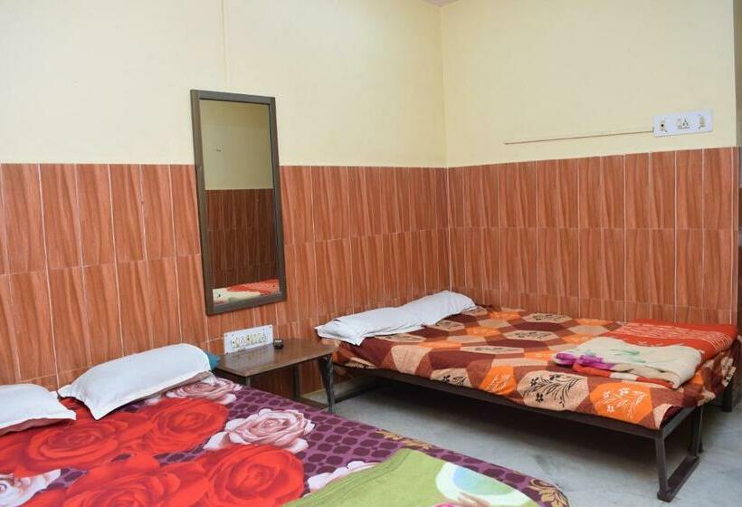 غرفة قياسية رباعية, Savitri