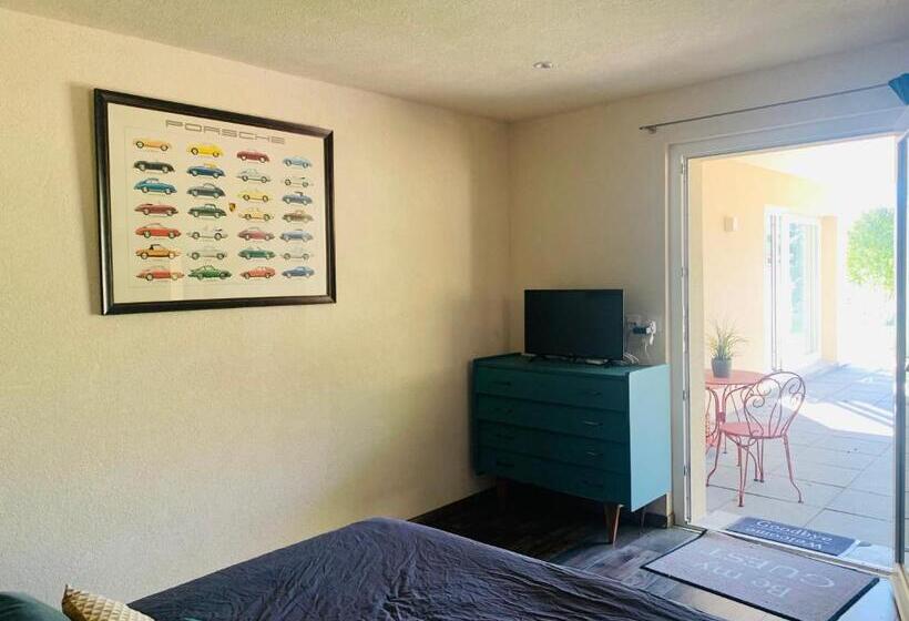 اتاق لوکس با تخت بزرگ, La Romély