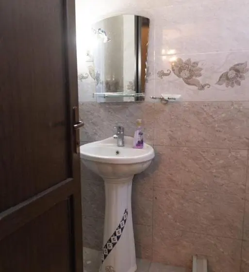 اتاق اکونومی, Wine House