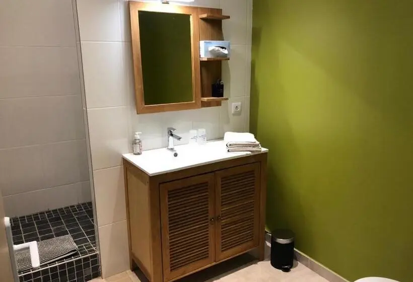 スタンダードトリプルルーム, Chambre Et Petit Déjeuner à Collonges Au Mont D Or