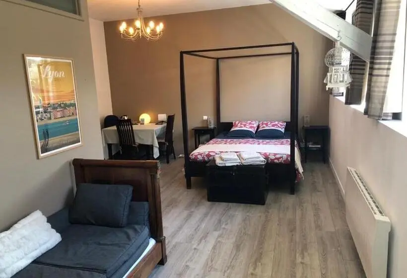 スタンダードトリプルルーム, Chambre Et Petit Déjeuner à Collonges Au Mont D Or