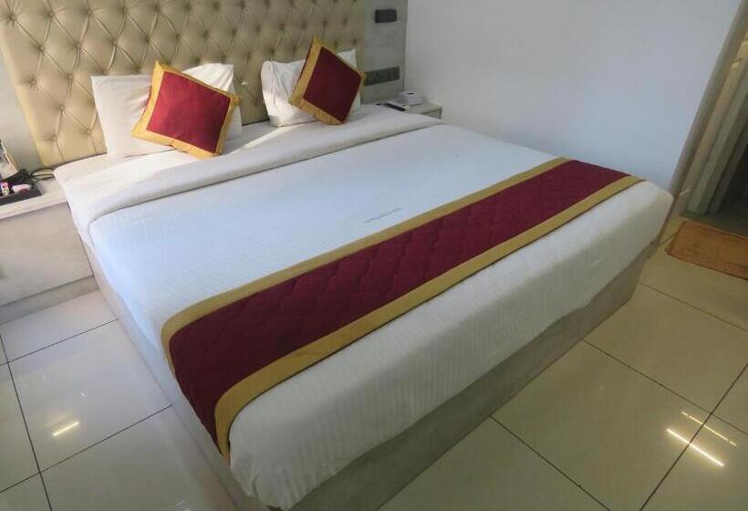 Номер Deluxe, Reegate Inn Near South Railway Station