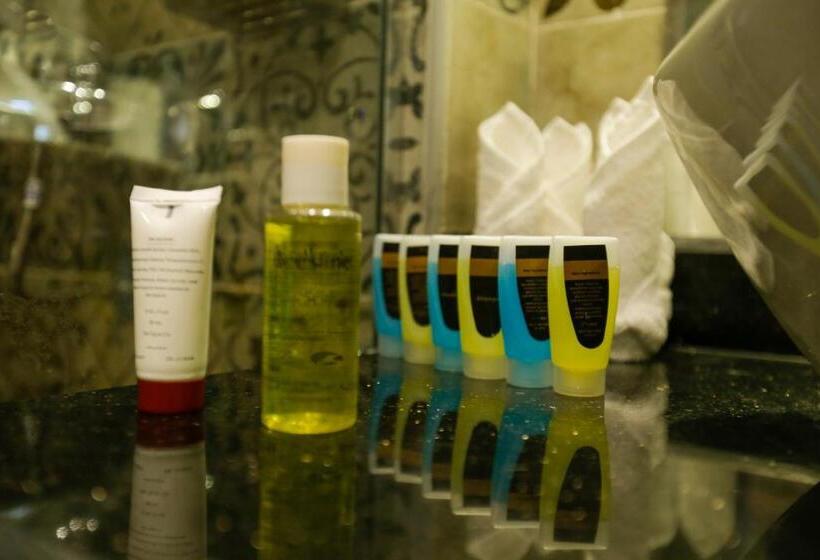 اتاق لوکس با چشم‌انداز, Nine Pyramids View