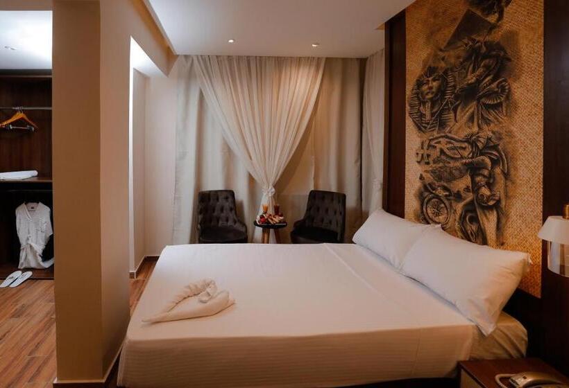 اتاق لوکس با چشم‌انداز, Nine Pyramids View