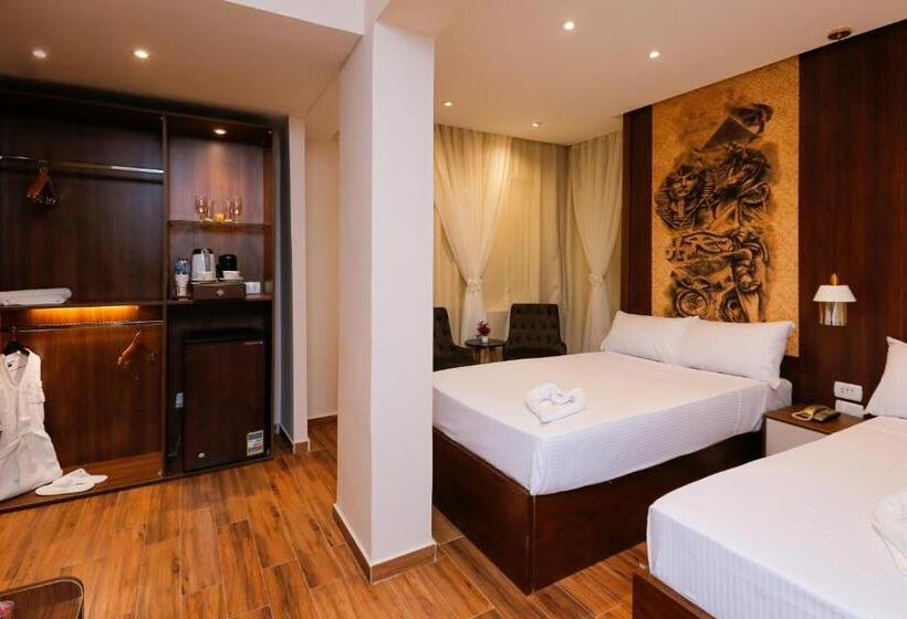 اتاق لوکس با چشم‌انداز, Nine Pyramids View