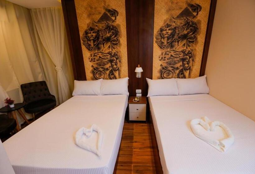 اتاق لوکس با چشم‌انداز, Nine Pyramids View